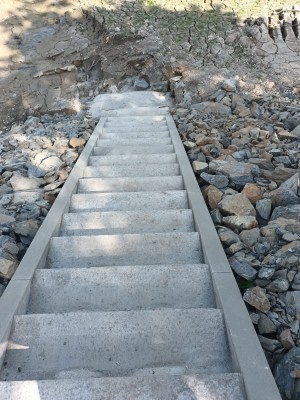 Schody u hráze rybníka Kuří